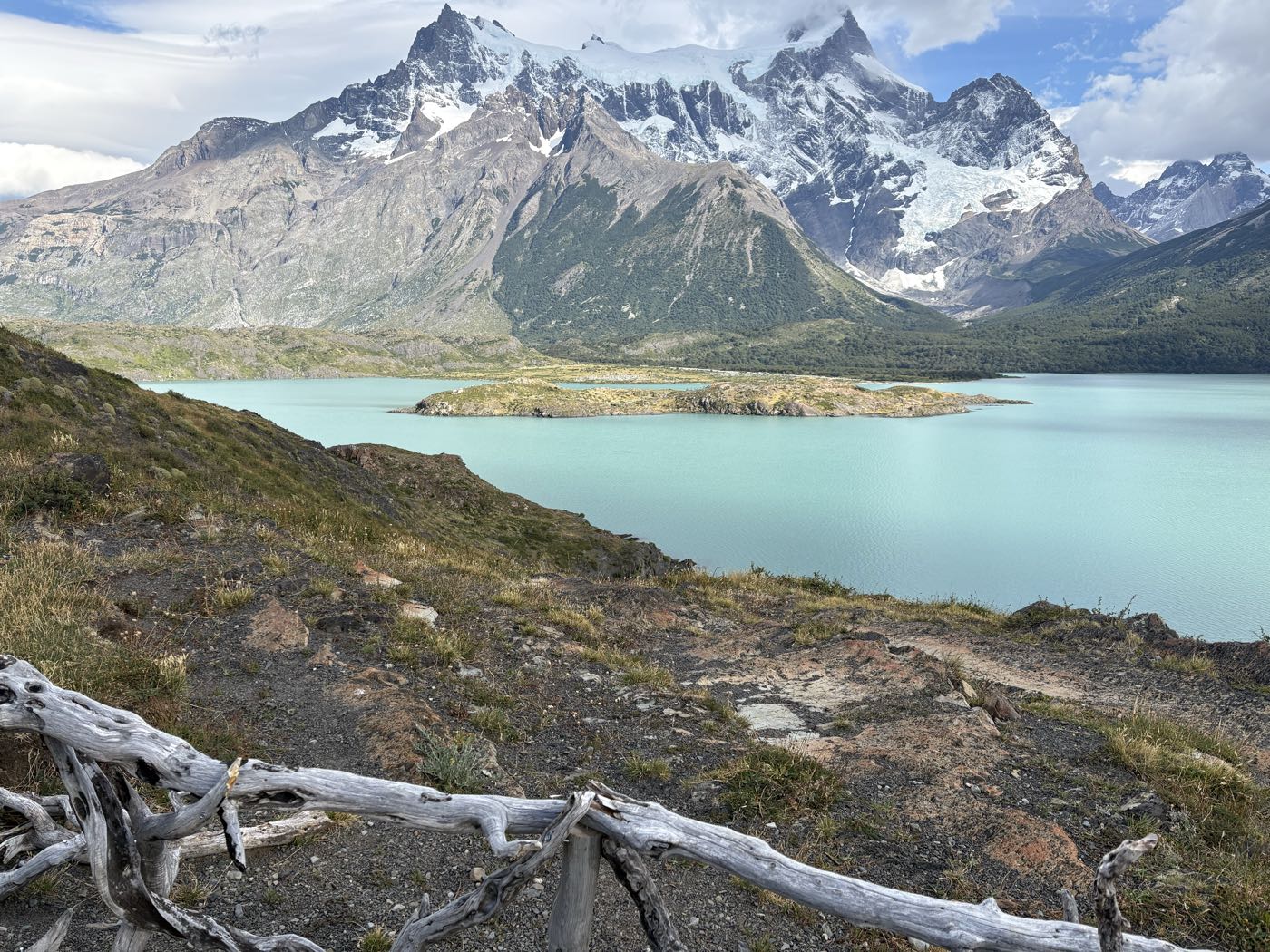 Turquoise Lago Pehoé below the Cuernos del Paine